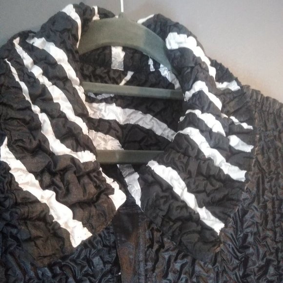 Puffy Crinkle Women's Reversible Black & White Vest Pleated in Front Stretchy - Picture 5 of 7